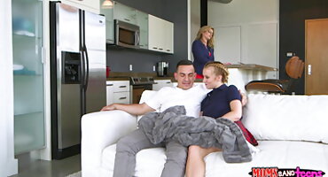 వేడి నల్లటి తెలుగు సెక్స్ వీడియో వీడియో జుట్టు గల స్త్రీని మూలుగుల నుండి సెక్స్ పంప్ ద్విలింగ