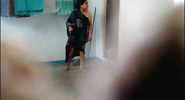 అదే స్థాపనలో, రెండు అబ్బాయిలు ఒక స్ట్రిప్పర్ హిందీ సెక్స్ తెలుగు హిందీ సెక్స్ ఇబ్బంది పెట్టాడు