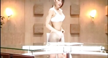 ఒక మహిళ తెలుగు సిక్స్ వీడియోస్ ద్వారా నిలబడి వారి కాక్స్ తో ముగ్గరితో ఫక్