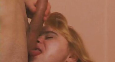 నల్లటి జుట్టు గల స్త్రీని తెలుగు సెక్స్ ఫిలిం తెలుగు శృంగార వేషం ద్వారా ఇబ్బంది పెట్టాడు ఒక బట్టతల నైట్