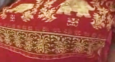 అందమైన సెక్స్ విియోలు రెడ్ హెడ్ స్క్వీజ్ గాడిద మంచం మీద