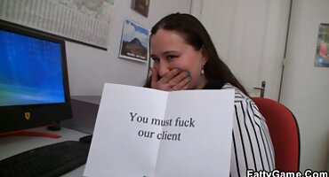 శృంగారమైన నల్లటి జుట్టు గల స్త్రీని కాయలు తో తెలుగు ఫుల్ సెక్స్ వ్యక్తి ఆకర్షించింది