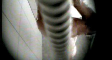 యువతి పచ్చిక మీద నగ్నంగా నడుస్తుంది మరియు ఆమె కాళ్ళ మధ్య telugu సెక్స్ తనను తాను ముద్దు పెట్టుకుంటుంది