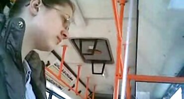 అమ్మాయి చతికిలబడిన పుస్సీ నాలుక మీద ఆమె తేలుగు సేక్స్ లెస్బియన్ స్నేహితురాలు