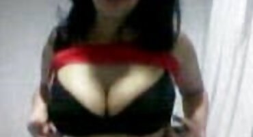 బస్టెడ్ బ్లాండ్ ఆమె చేతి కర్రలు నల్లటి జుట్టు సెక్స్ కావాలి తెలుగు గల స్త్రీని యొక్క యోని