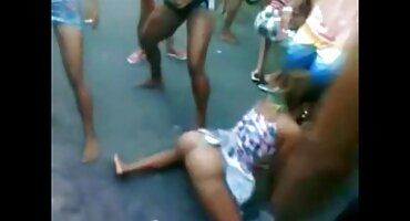 లివింగ్ రూమ్ లో సోఫా మీద, అమ్మాయిలు మృదువుగా ముద్దు తెలుగు లో సెక్స్ డౌన్లోడ్