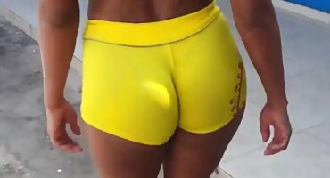 ఫోన్లో మాట్లాడుతున్నప్పుడు ములాటో ఆమె డ్రాయరు తెలుగు సెక్స్ బిట్లు