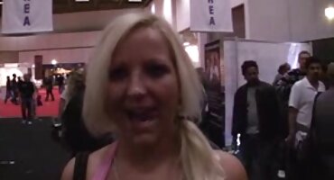 బెడ్ మీద ఒక గులాబీ తెలుగు సెక్స్ కొత్తవి పురుషాంగము వంటి పరికరము తో అమ్మాయిలు అబద్ధం